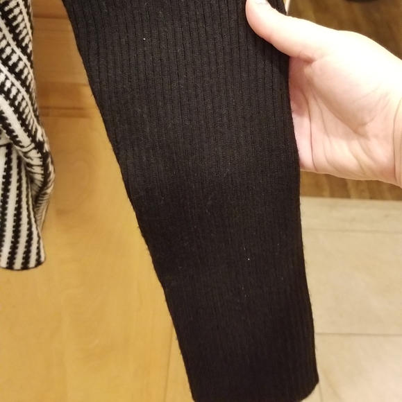 JOSEPH A Printed Turtleneck Sweater Black White Size Medium NWT 78$ - Picture 6 of 9